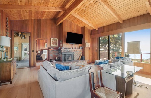 Mendocino House | Large Mendocino Oceanfront Home - Walk to Trails