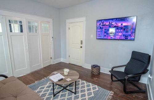 Southtown Apartment | Las Carolinas #4 Cozy 1BR1BA Sleeps 5
