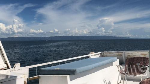 Kariba Boat Rental | 'Lekker' off grid Houseboat escape - adventure & serenity on Lake Kariba