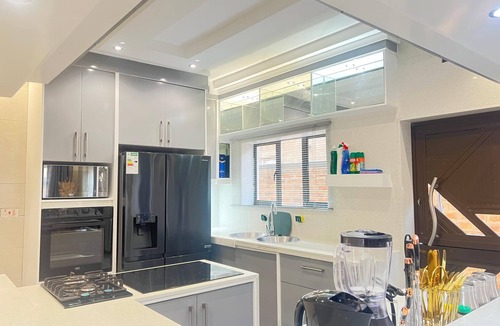Victoria Falls House | Lindiwe House Self-Catering