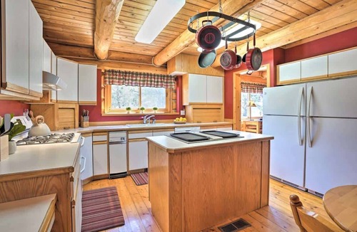 Bend House | Log Home w/view, Ping Pong, Cornhole, Gas FirePit!