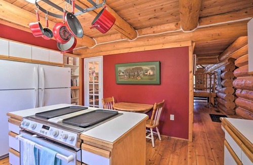 Bend House | Log Home w/view, Ping Pong, Cornhole, Gas FirePit!
