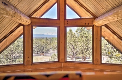 Bend House | Log Home w/view, Ping Pong, Cornhole, Gas FirePit!