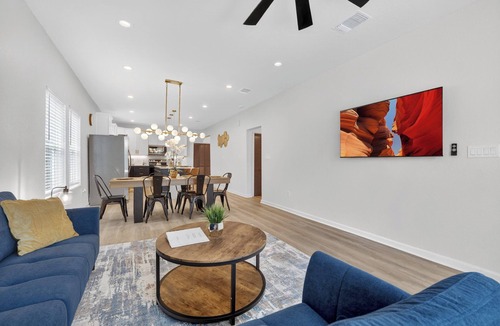 Eastside Promise Neighborhood House | Lovely and Stylish Modern Home Near Downtown