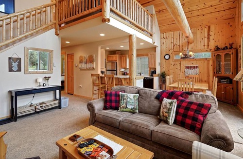 Redmond Cabin | Luminous Cabin with Modern Interior and Barbecue in Redmond, Oregon