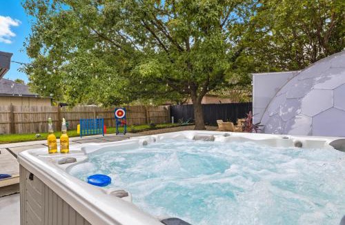 Live Oak House | Luxe Family Escape with Games and Hot Tub and Yard