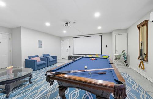 Live Oak House | Luxe Family Escape with Games and Hot Tub and Yard
