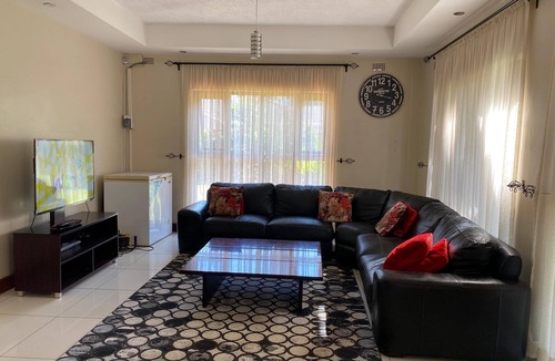 Harare East Apartment | Luxurious 4 bed with pool in Helensvale - 2255