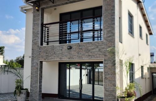Harare Villa | Luxurious 6 bed 6 Baths in Sunridge - 2299