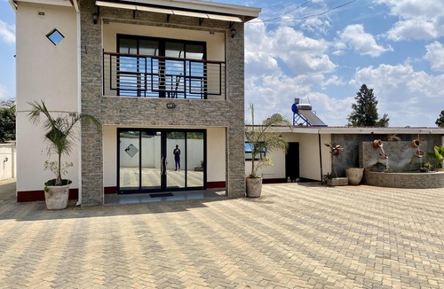 Harare Villa | Luxurious 6 bed + 6 baths in Sunridge - 2299