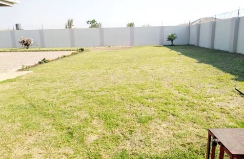 Mount Hampden House | Luxurious modern home w/solar - 5 minutes from Westgate mall.