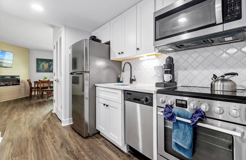 Downtown Myrtle Beach Condo | Luxury 1BR suite with stunning ocean views, private balcony, full kitchen, resort amenities, and the convenience of in‑unit washer/dryer—directly beachfront! Perfect for couples, families, and everyone who loves waking up to the sound of the waves.