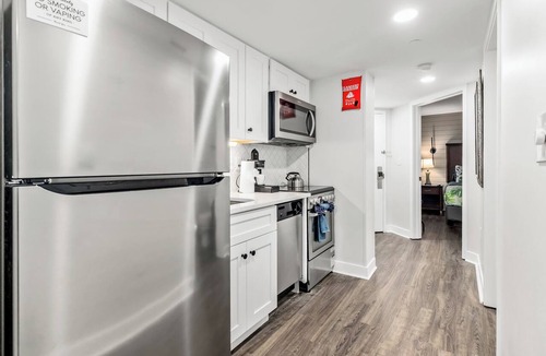 Downtown Myrtle Beach Condo | Luxury 1BR suite with stunning ocean views, private balcony, full kitchen, resort amenities, and the convenience of in‑unit washer/dryer—directly beachfront! Perfect for couples, families, and everyone who loves waking up to the sound of the waves.