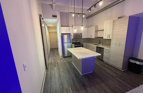 Downtown Atlanta Apartment | Luxury Highrise 20th floor 2-bed/2 bath in Downtown Atlanta w Gym Pool Game room