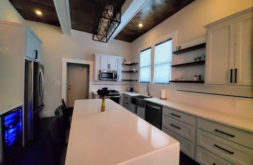 Southtown House | Luxury Lavaca Historic Downtown SA walk to Hemisfair, conventions, Riverwalk