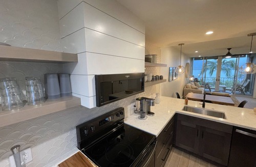 Kihei Condo | LUXURY PENTHOUSE 2 BDRM OCEANFRONT BUILDING: Just steps from the beach!