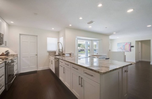 Gulf Gate Woods House | Luxury Retreat-Heated Pool-Hot Tub-Fire Pit-Minutes to Siesta Key Beach
