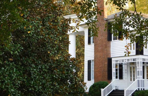 Washington Bed & Breakfast | Magnolia room at Chantilly bed & breakfast in delightful Washington with AC