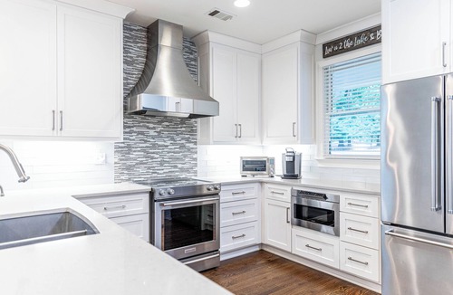Greensboro House | Marina Cove Lakefront Retreat 3BR + Bunk Room Walk to Marina