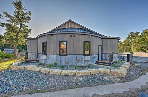 Hatfield Cottage | Massive Hatfield 'loon Lodge' w/Roller Rink