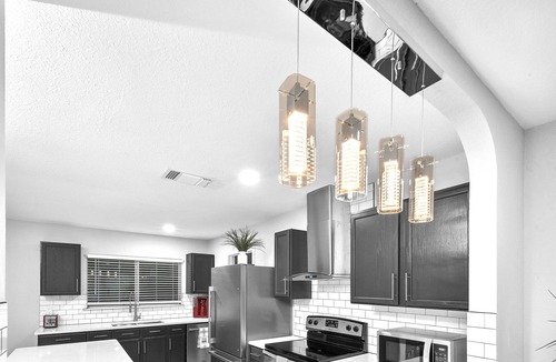 Wetmore House | Modern 5-Star La Cantera Retreat w/Private Hot Tub Near Six Flags Fiesta Texas