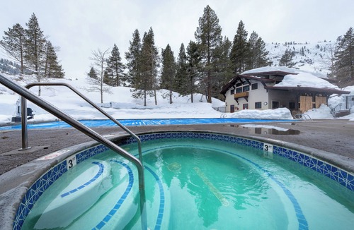 Olympic Valley Hotel | Modern Alpine Getaway with Free Parking & Pool