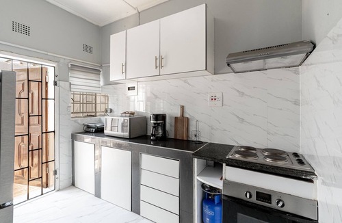 Lusaka Central Apartment | Modern Apt near Best Malls Restaurants &Stores