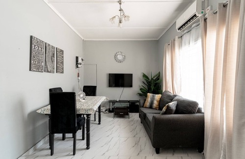 Lusaka Central Apartment | Modern Apt near Best Malls Restaurants &Stores