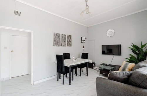 Lusaka Central Apartment | Modern Apt near Best Malls Restaurants &Stores