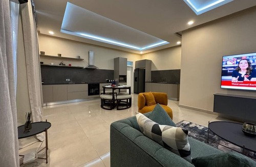 Lusaka Apartment | Modern cosy 2Bd Apartment in Serene Roma park with 24/7 Power WiFi and AC