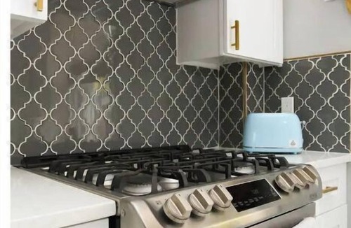 Southtown House | Modern Downtown Stay Near Alamo w/Hot tub & Deck