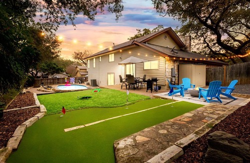 North Central Thousand Oaks House | Modern Family Retreat - Private Pool/Mini Golf/Fire Pit/Pool Table - Sleeps 14