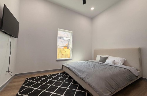 Near East Side House | Modern home minutes from Downtown San Antonio I Sleeps 7