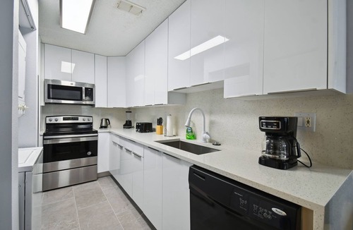 Lindfields Villa | Modern Mickey! NEW Top To Bott, Sleeps 7, Pool, Near Dis, Univ, NO Steps!