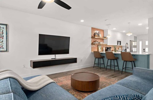 Chandler Park House | Modern Townhome I 3 Minute Walk the Beach I Patio/