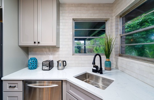 Shearer Hills - Ridgeview House | Modern Updated 5br Home Near The Airport