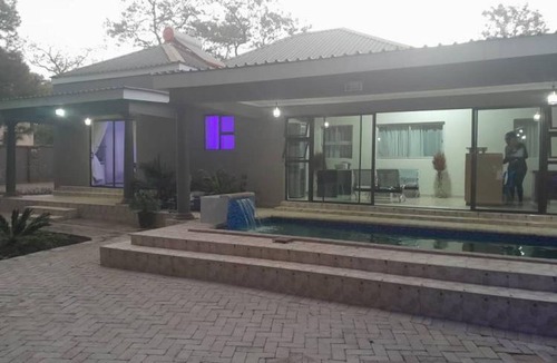 Kadoma Apartment | Modernly Furnished Standard Room With Queen bed - 2220