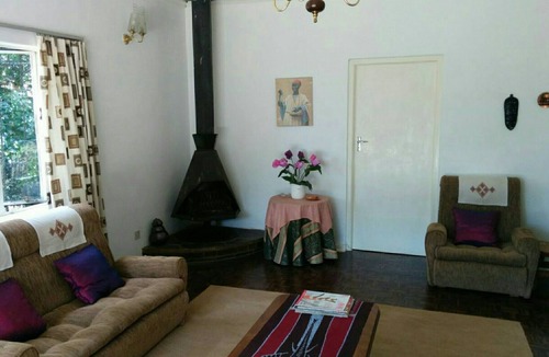 Mutare House | Montana - Clean Serene Sleeps 10 with spacious living rooms Perfect for Couples