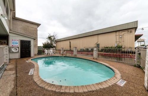 Arena District Hotel | Motel 6 San Antonio, TX - Frost Bank Center