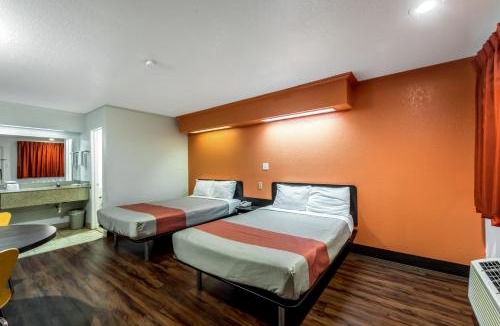 Arena District Hotel | Motel 6 San Antonio, TX - Frost Bank Center
