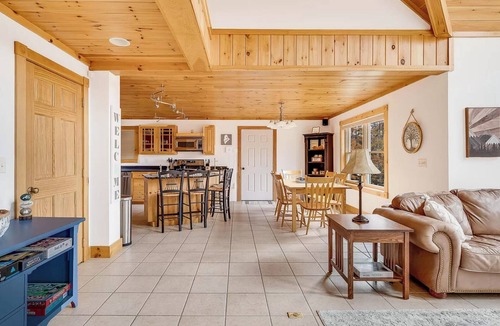 Carrabassett Valley Ski Chalet | Mountain Haven: A cozy 5-bedroom chalet only 6 miles from Sugarloaf access road!