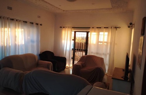 Victoria Falls Cottage | Mthunzie Residence Township Guest House
