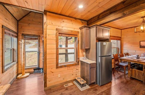 Chalet Village North Cabin | Mtn Time Dog-Frndly HotTub MtnView 2 KSuites