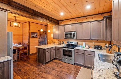 Chalet Village North Cabin | Mtn Time Dog-Frndly HotTub MtnView 2 KSuites