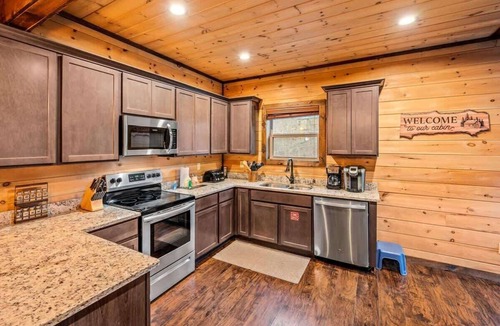 Chalet Village North Cabin | Mtn Time Dog-Frndly HotTub MtnView 2 KSuites