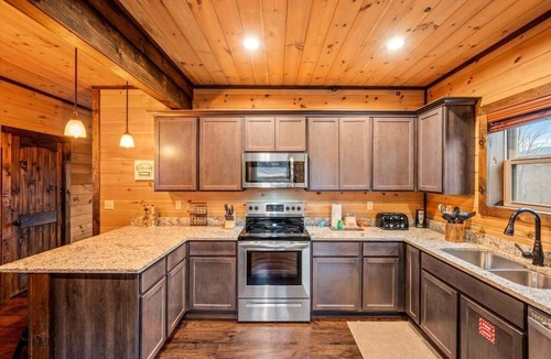 Chalet Village North Cabin | Mtn Time Dog-Frndly HotTub MtnView 2 KSuites