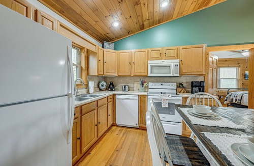 Bryson City Cottage | Mtn-view Bryson City Cabin: 1 Mi to Deep Creek!