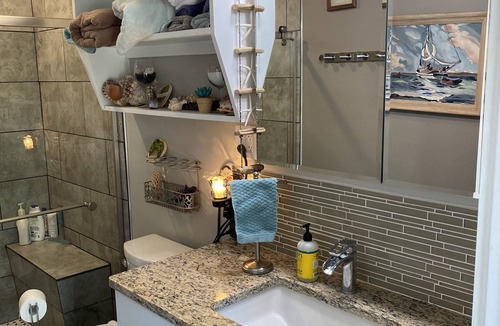 Jefferson Apartment | Near Downtown - Private 1 Bedroom Full Living and Kitchen Space