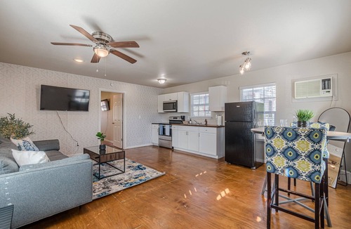 Mahncke Park House | Near Fort Sam, Walk to Botanical Gardens, Pearl, Single-Story, 1 bedroom, King