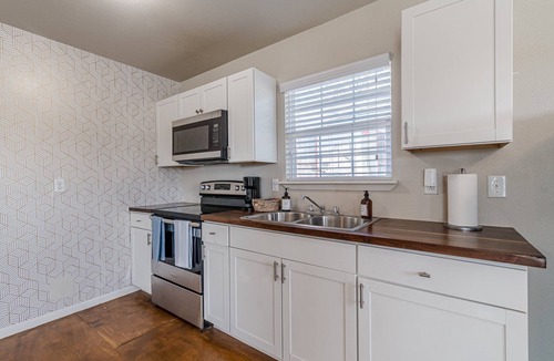 Mahncke Park House | Near Fort Sam, Walk to Botanical Gardens, Pearl, Single-Story, 1 bedroom, King